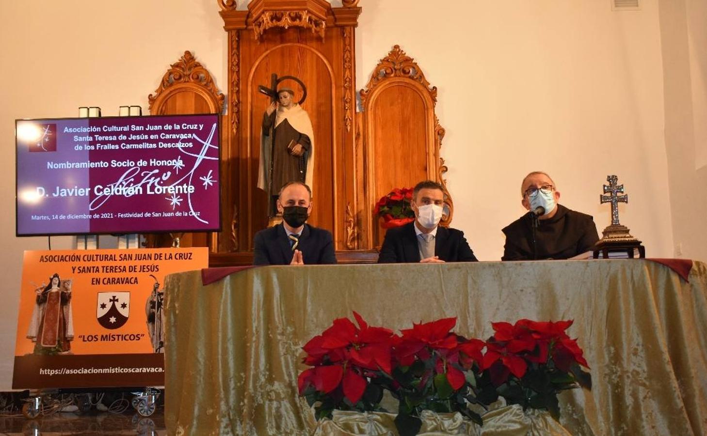 En la imagen, el padre Pascual Gil entrega una estatuilla de San de la Cruz a Javier Celdrán. 