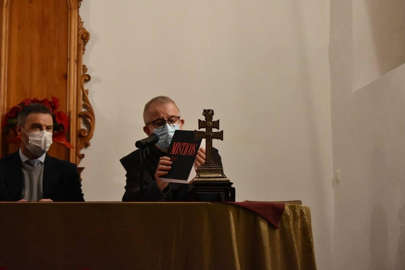 En la imagen, el padre Pascual Gil entrega una estatuilla de San de la Cruz a Javier Celdrán. 