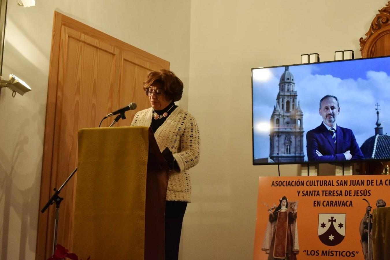 En la imagen, el padre Pascual Gil entrega una estatuilla de San de la Cruz a Javier Celdrán. 