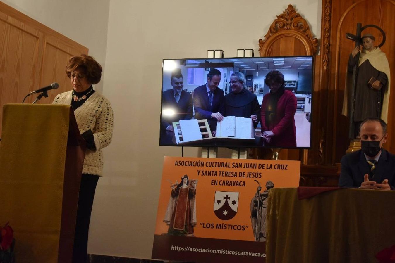 En la imagen, el padre Pascual Gil entrega una estatuilla de San de la Cruz a Javier Celdrán. 