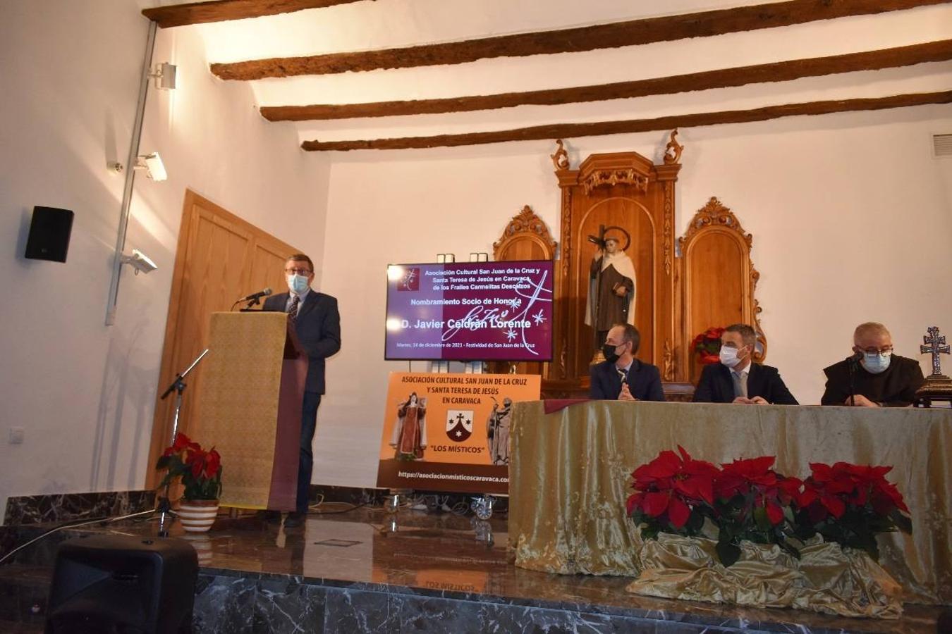 En la imagen, el padre Pascual Gil entrega una estatuilla de San de la Cruz a Javier Celdrán. 