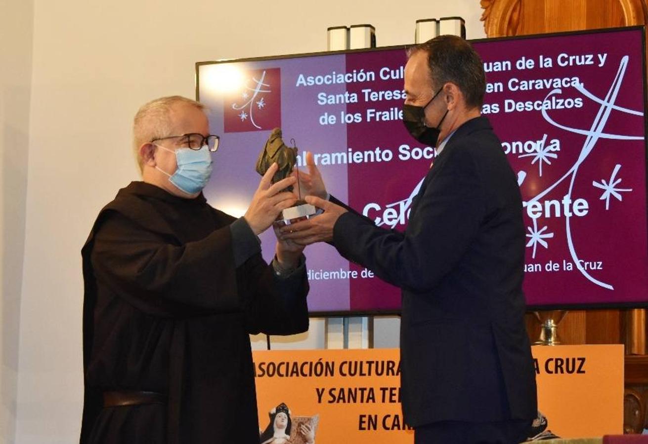 En la imagen, el padre Pascual Gil entrega una estatuilla de San de la Cruz a Javier Celdrán. 