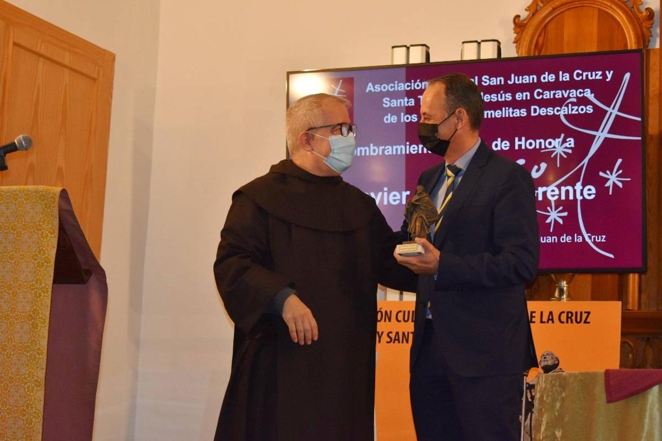 En la imagen, el padre Pascual Gil entrega una estatuilla de San de la Cruz a Javier Celdrán. 