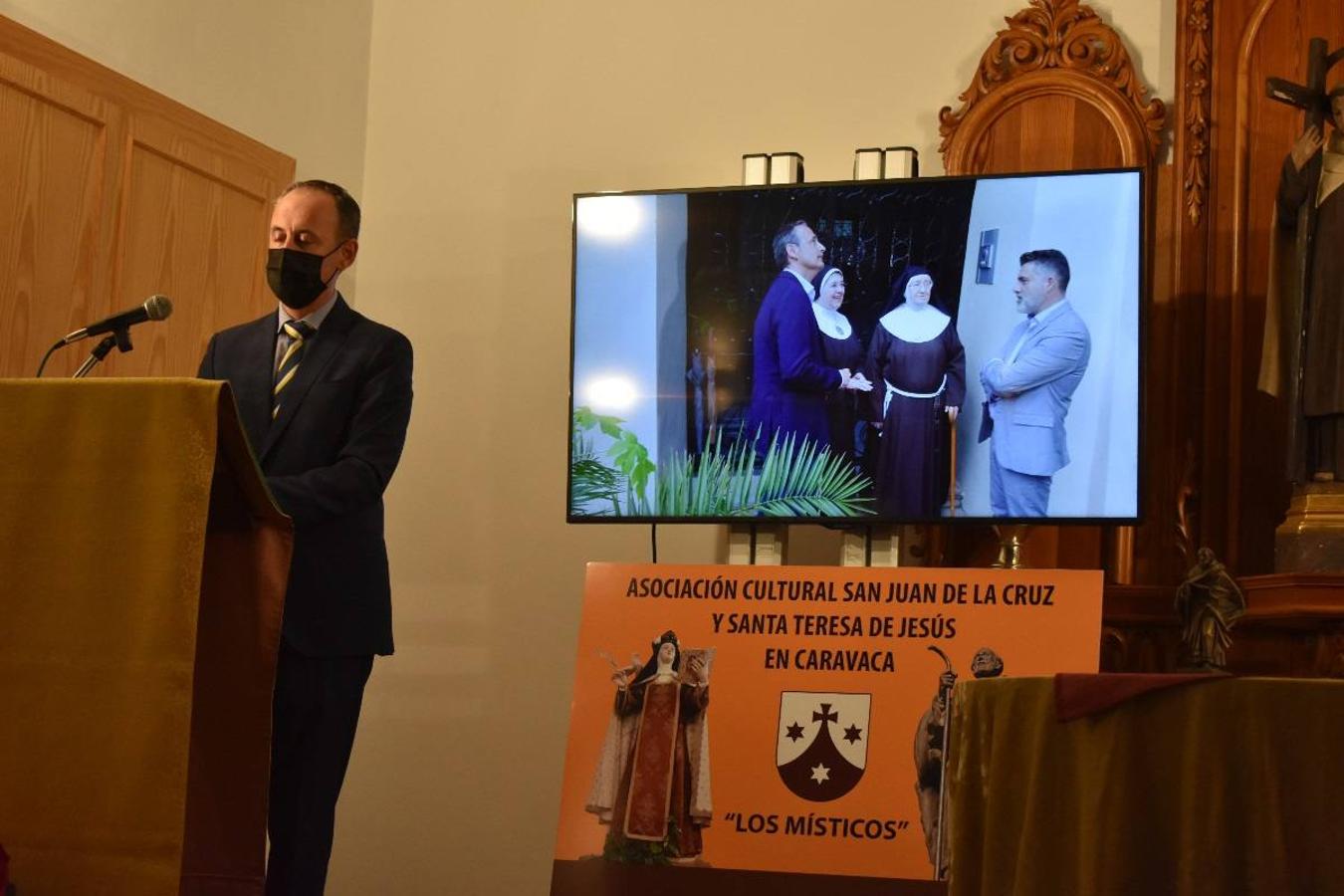 En la imagen, el padre Pascual Gil entrega una estatuilla de San de la Cruz a Javier Celdrán. 