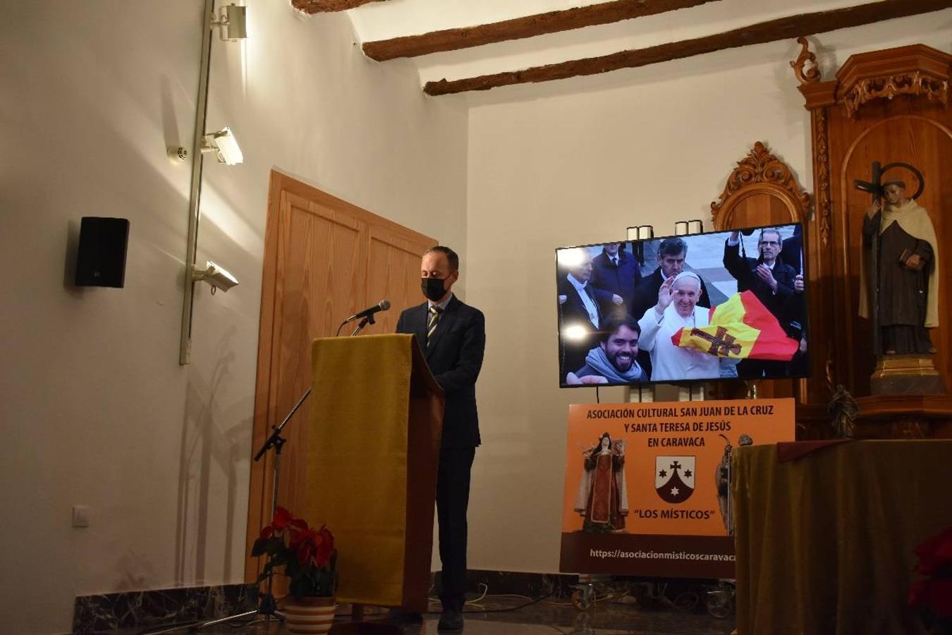 En la imagen, el padre Pascual Gil entrega una estatuilla de San de la Cruz a Javier Celdrán. 