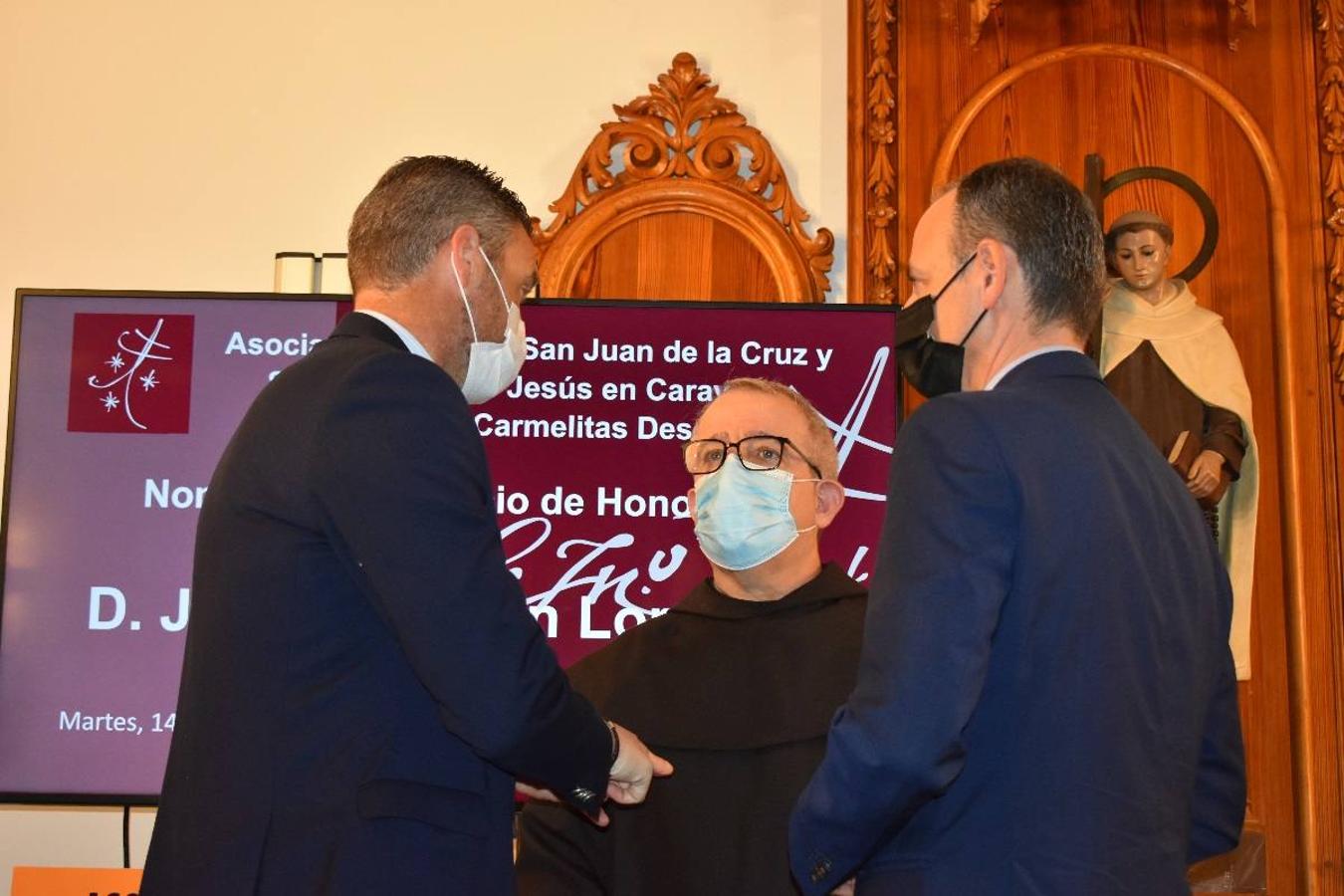 En la imagen, el padre Pascual Gil entrega una estatuilla de San de la Cruz a Javier Celdrán. 