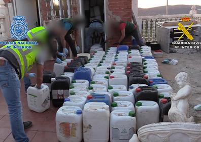 Imagen secundaria 1 - Los agentes hallan numerosas garrafas de gasolina y un arma de fuego.