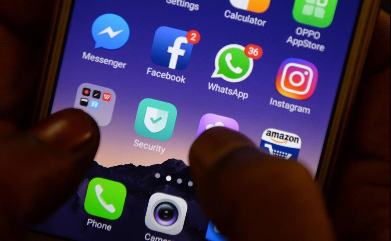 Un usuario utiliza su teléfono móvil.