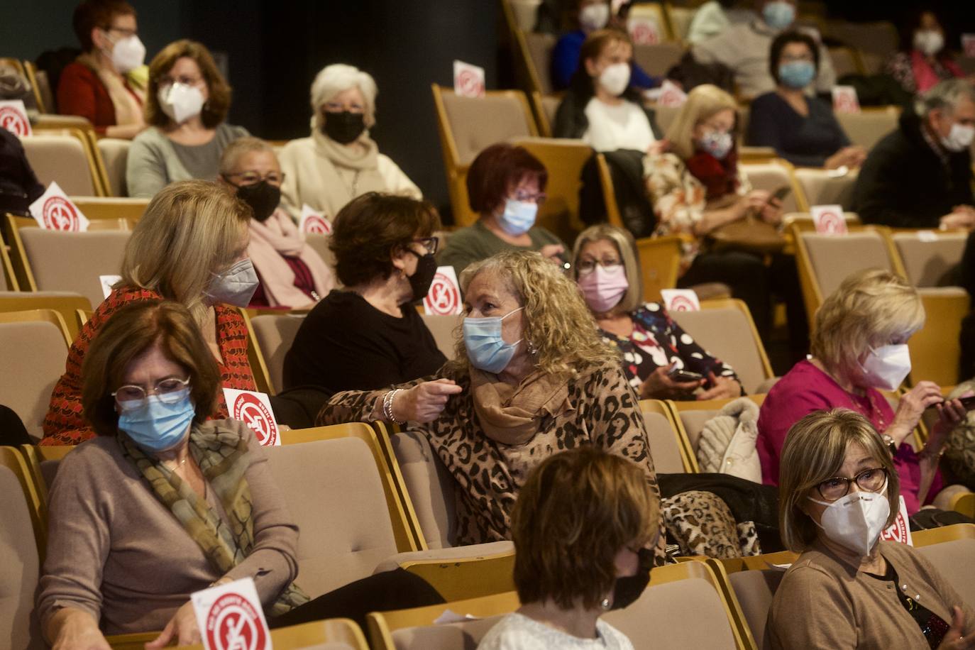 Fotos: Juan José Pedreño agradece a los profesionales jubilados en 2020 y 2021 su labor en el área de salud I de la Arrixaca