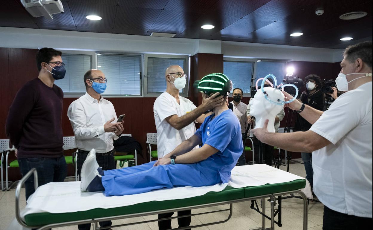 Especialistas del hospital Reina Sofía muestran el dispositivo para tratar vértigos posicionales.