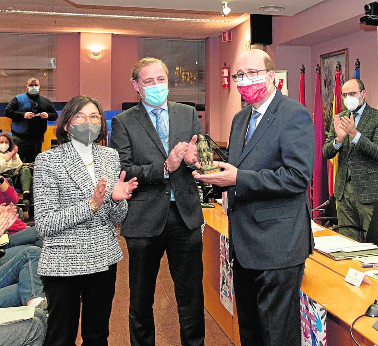 Fernando López recibe el galardón de manos del decano. 