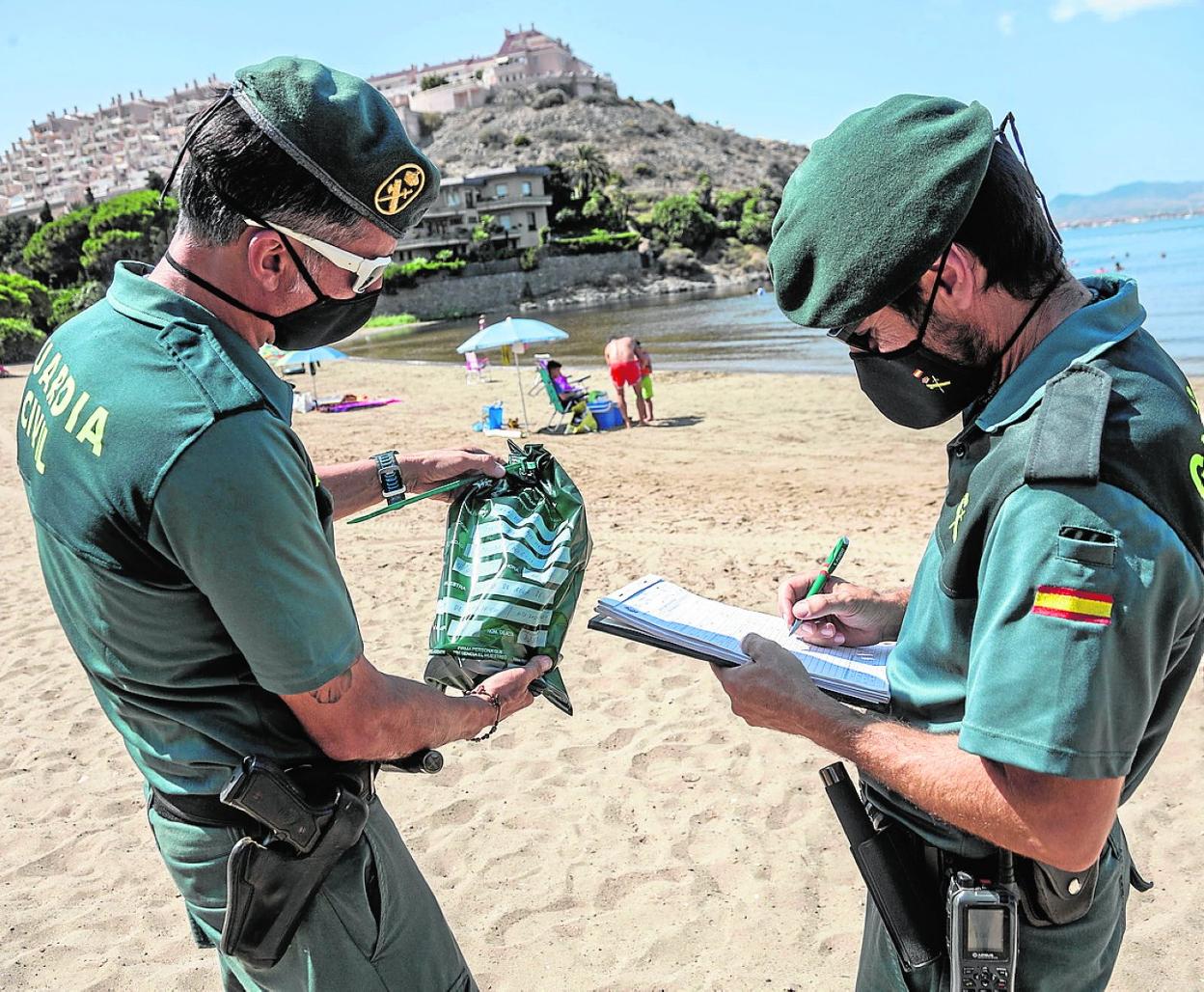 Dos agentes del Seprona de la Guardia Civil toman muestran del Mar Menor. 