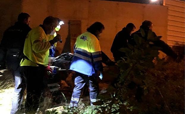 Un equipo de Emergencias traslada a la persona accidentada en el edificio.