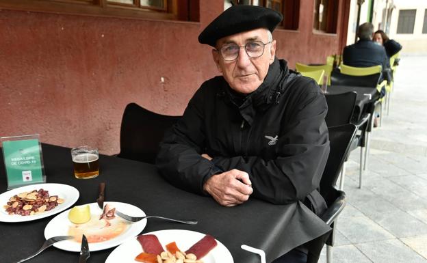 Eduardo disfruta de un aperitivo en una terraza, donde no es necesario presentar el certificado. 