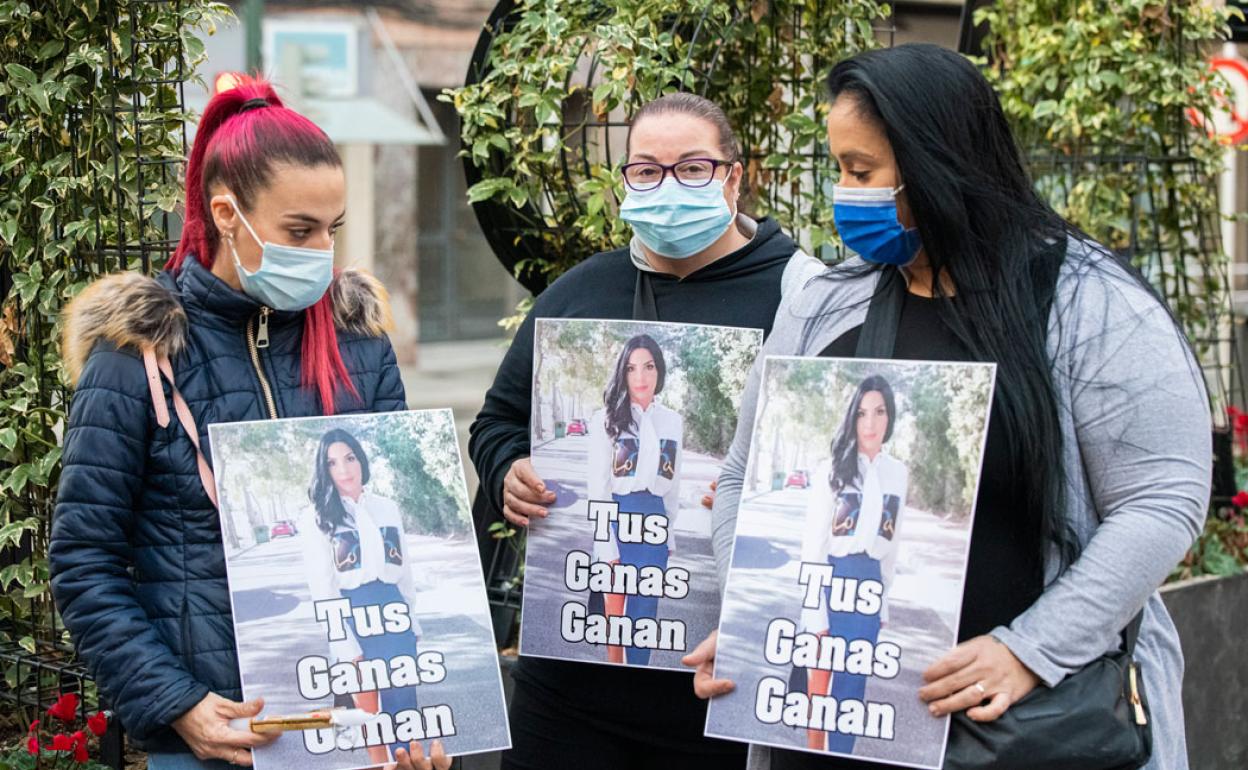 Varias vecinas muestran un cartel con la foto de Sara. 