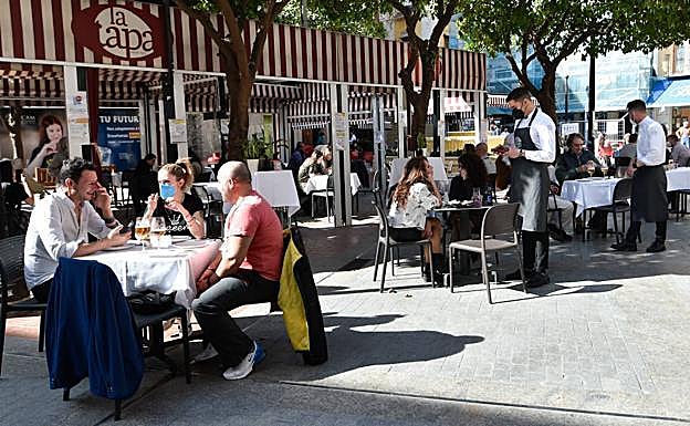 Clientes en una terraza de Murcia.