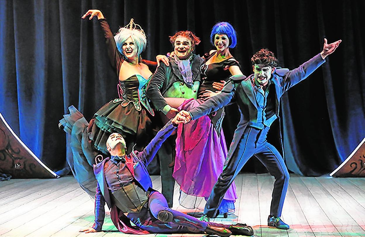 Los cinco excéntricos cantantes del espectáculo. 