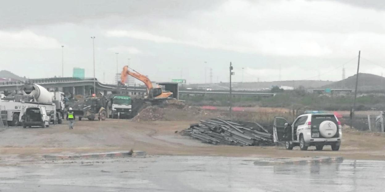 Una patrulla del Seprona de la Guardia Civil, ayer en la parcela donde Adif realiza las obras. 