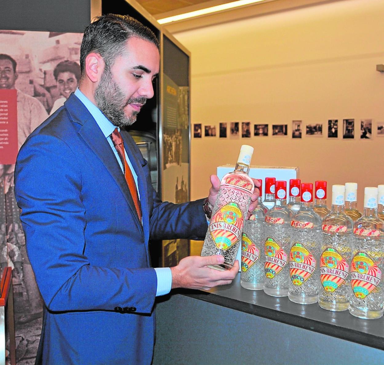 El abogado Juan José Ruiz muestra una de las botellas, esta semana. 