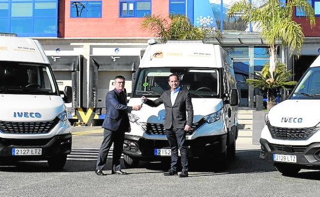 Damián Martínez, director de DFM rent a car, y Benito Sandoval, director comercial de Iveco GHI. 