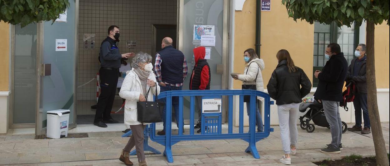 Colas en el punto de pruebas PCR en el Cuartel de Artillería de Murcia. 