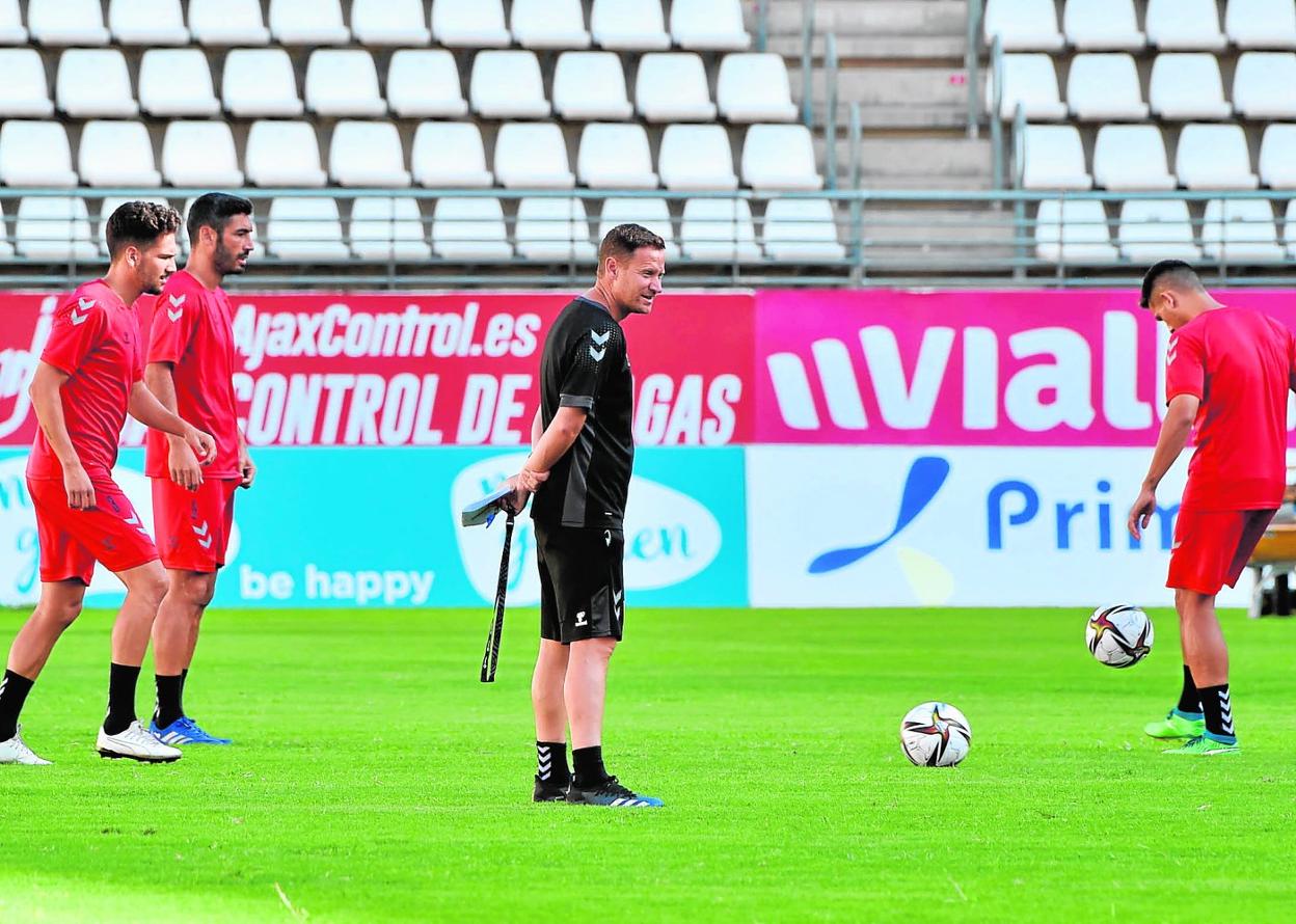 Mario Simón dirige un entrenamiento del Real Murcia en el estadio Enrique Roca, esta temporada. 