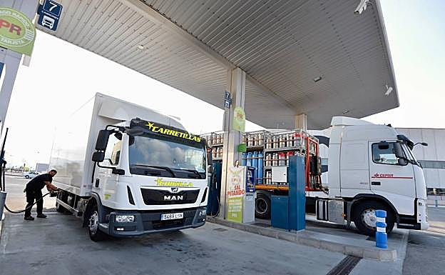 Camiones repostando combustible en la gasolinera FROET.