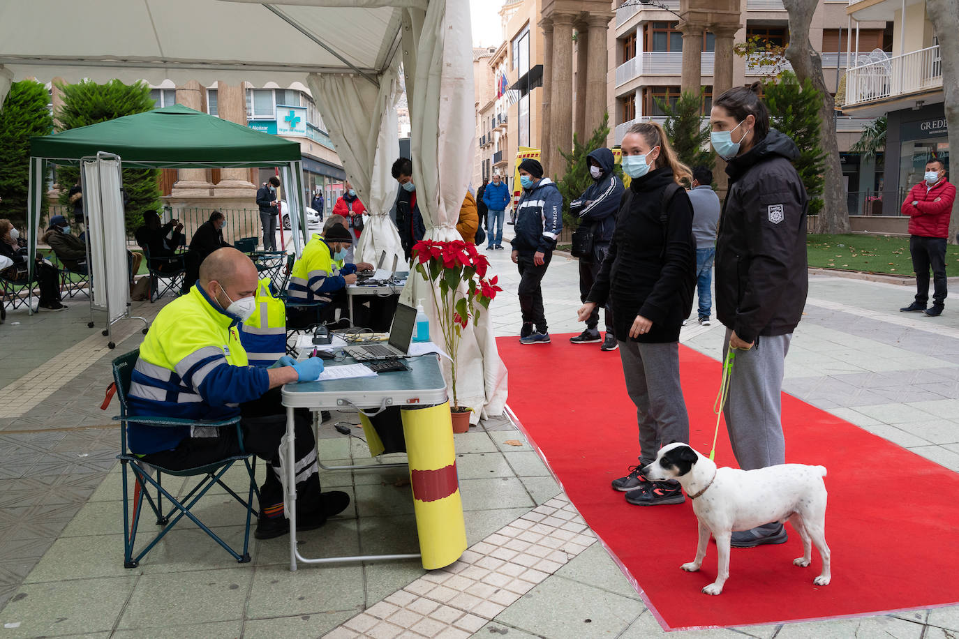 Fotos: Más de 350 vacunados en el punto móvil instalado en Lorca