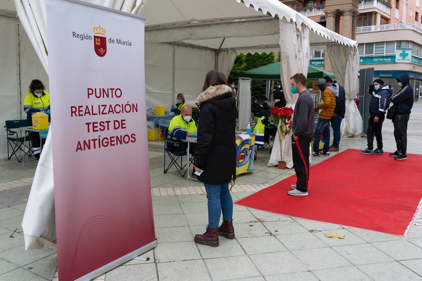 Fotos: Más de 350 vacunados en el punto móvil instalado en Lorca