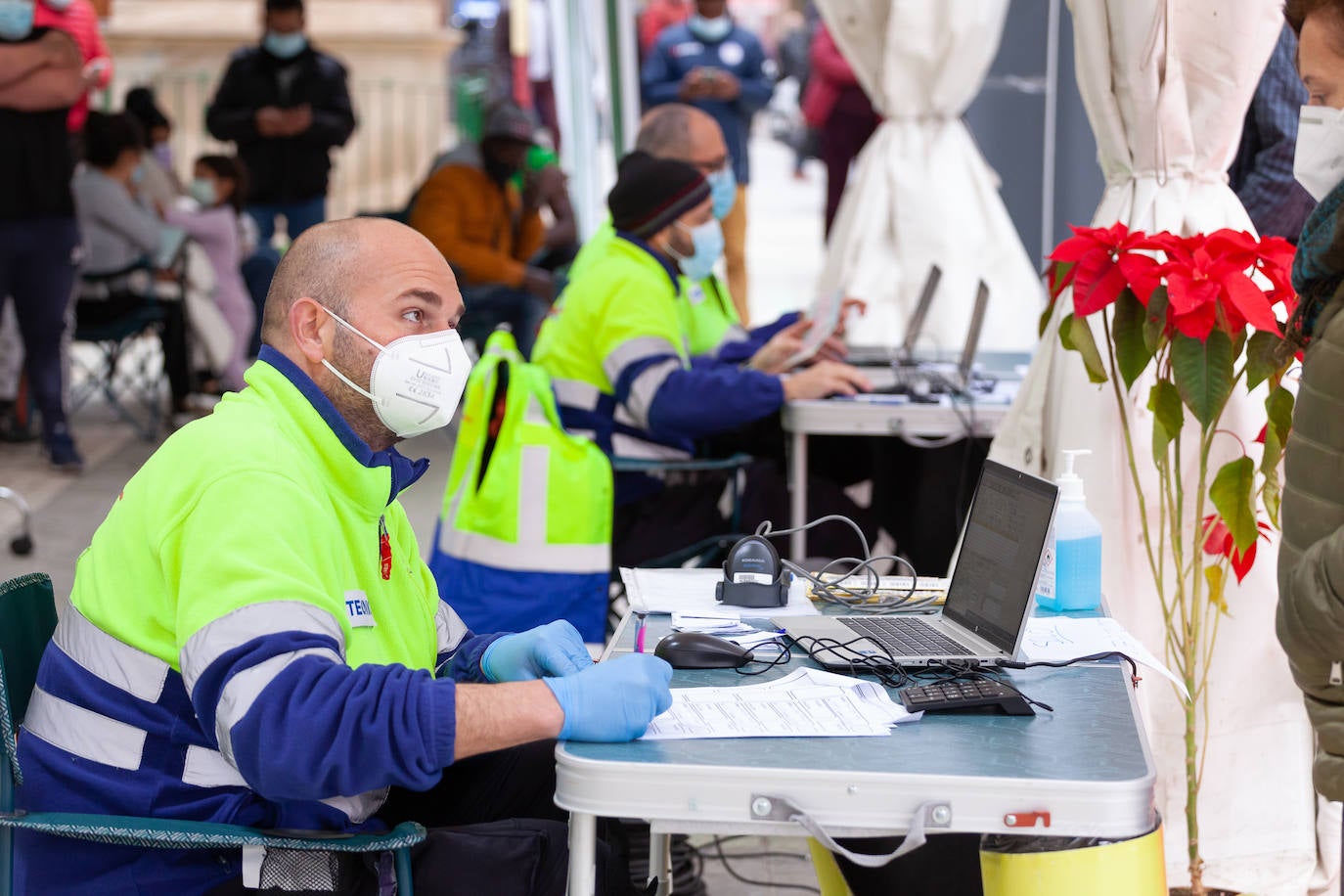 Fotos: Más de 350 vacunados en el punto móvil instalado en Lorca