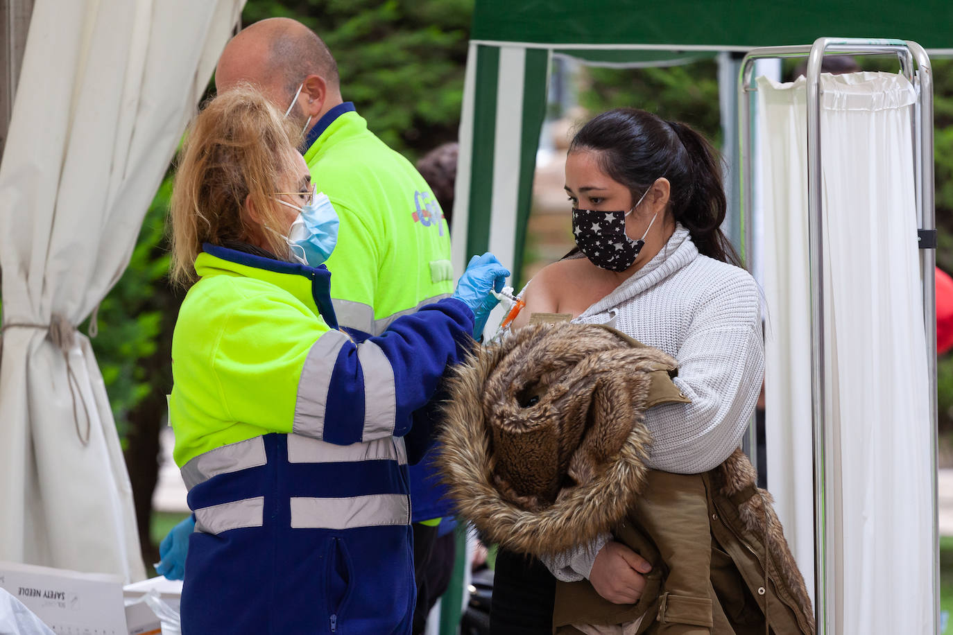 Fotos: Más de 350 vacunados en el punto móvil instalado en Lorca