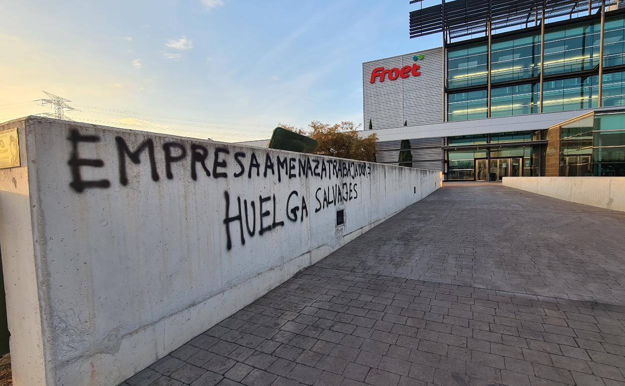 Imagen de la pintada realizada junto a la sede de la patronal regional del transporte. 