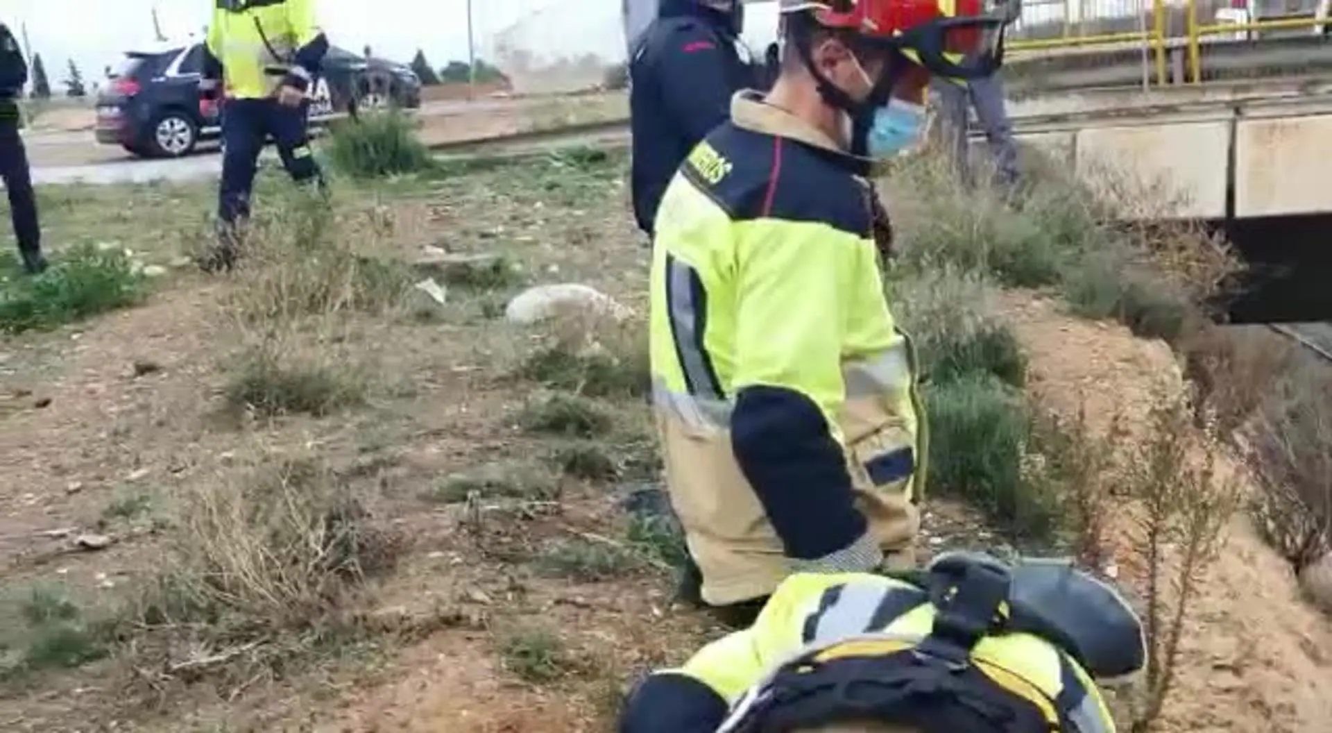 Rescatan A Una Mujer De 40 Años Tras Caer Por Un Terraplén Mientras ...