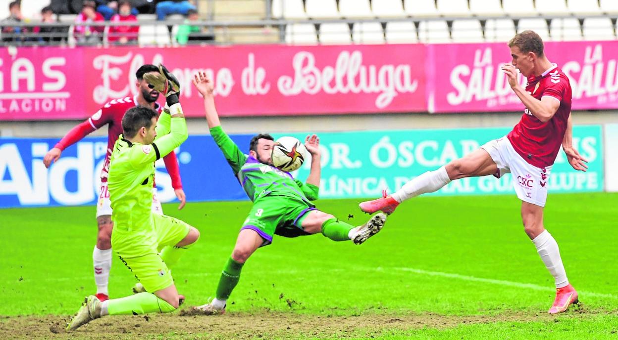 Alberto González remata a puerta en la jugada que acabó en el gol que dio el triunfo al Real Murcia ante el Mancha Real, el domingo. 