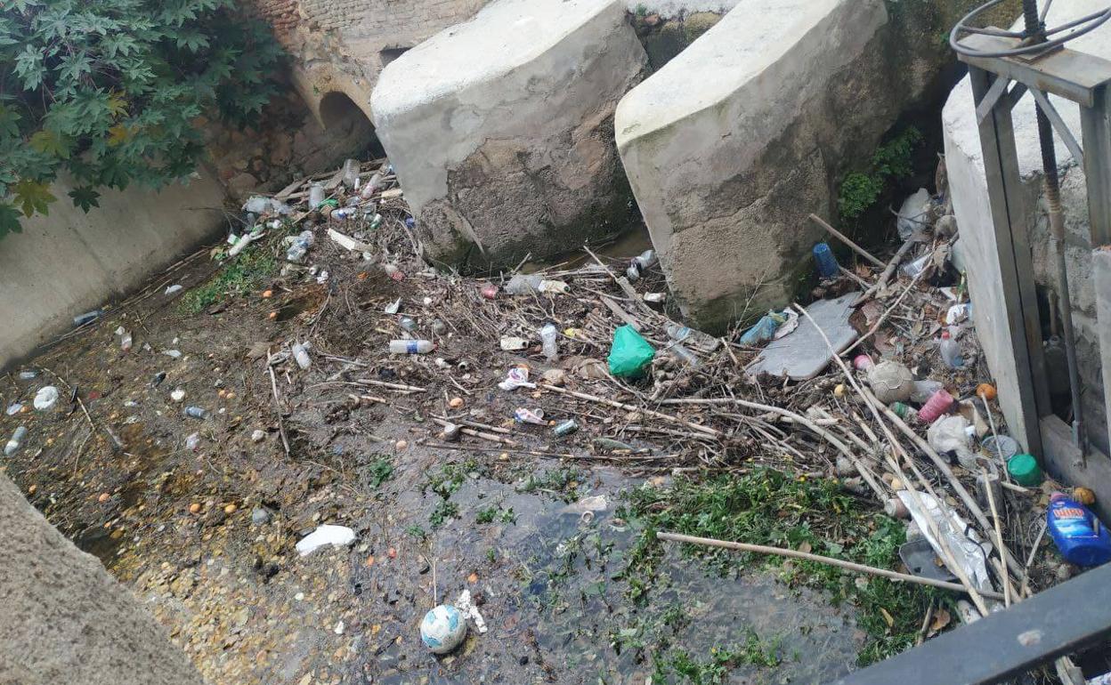 Aspecto de la acequia mayor de Barreras o Alquibla a su llegada al Molino de Oliver, en pleno centro de Aljucer. 