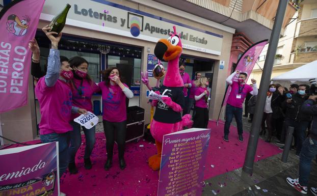 Galería. Celebración a las puertas de la administración El Perolo. 