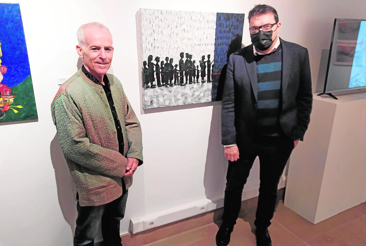 El pintor panameño Rodney Zelenka, junto a una de sus obras expuestas en Mula, acompañado del muleño Juan García Sandoval, director del Museo de Bellas Artes de Murcia (Mubam), en el Museo Gabarrón. 