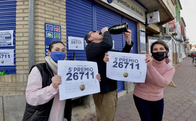 Imagen principal - Pepe Hurtado, administrador de lotería del local de Ceutí, y sus compañeras celebran haber dado el quinto premio.