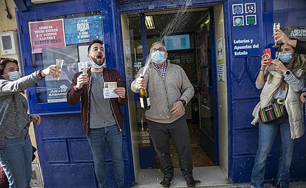 Felicidad y champán en la administración de lotería El Popeye de Cartagena tras repartir 6,9 millones de euros.