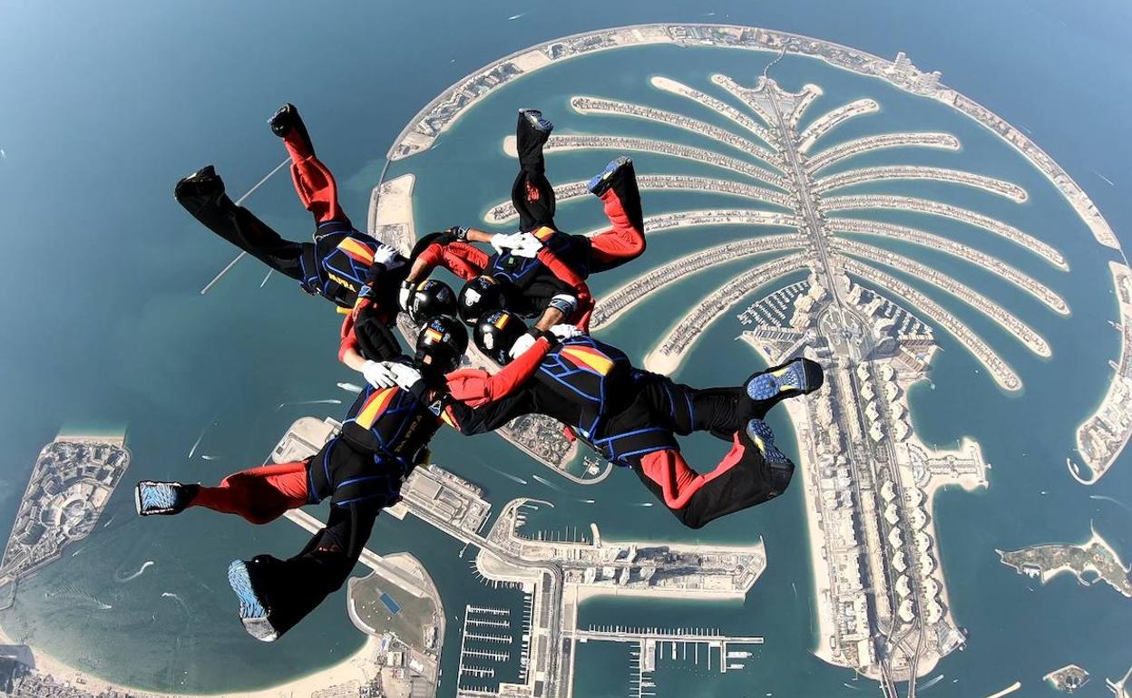 La Patrulla Acrobática de Paracaidismo del Ejército del Aire, en uno de los saltos realizados en el campeonato internacional celebrado en Dubai.
