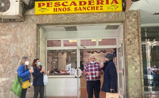 Pescadería Hermanos Sánchez, que ha repartido 250 décimos entre sus clientes. 