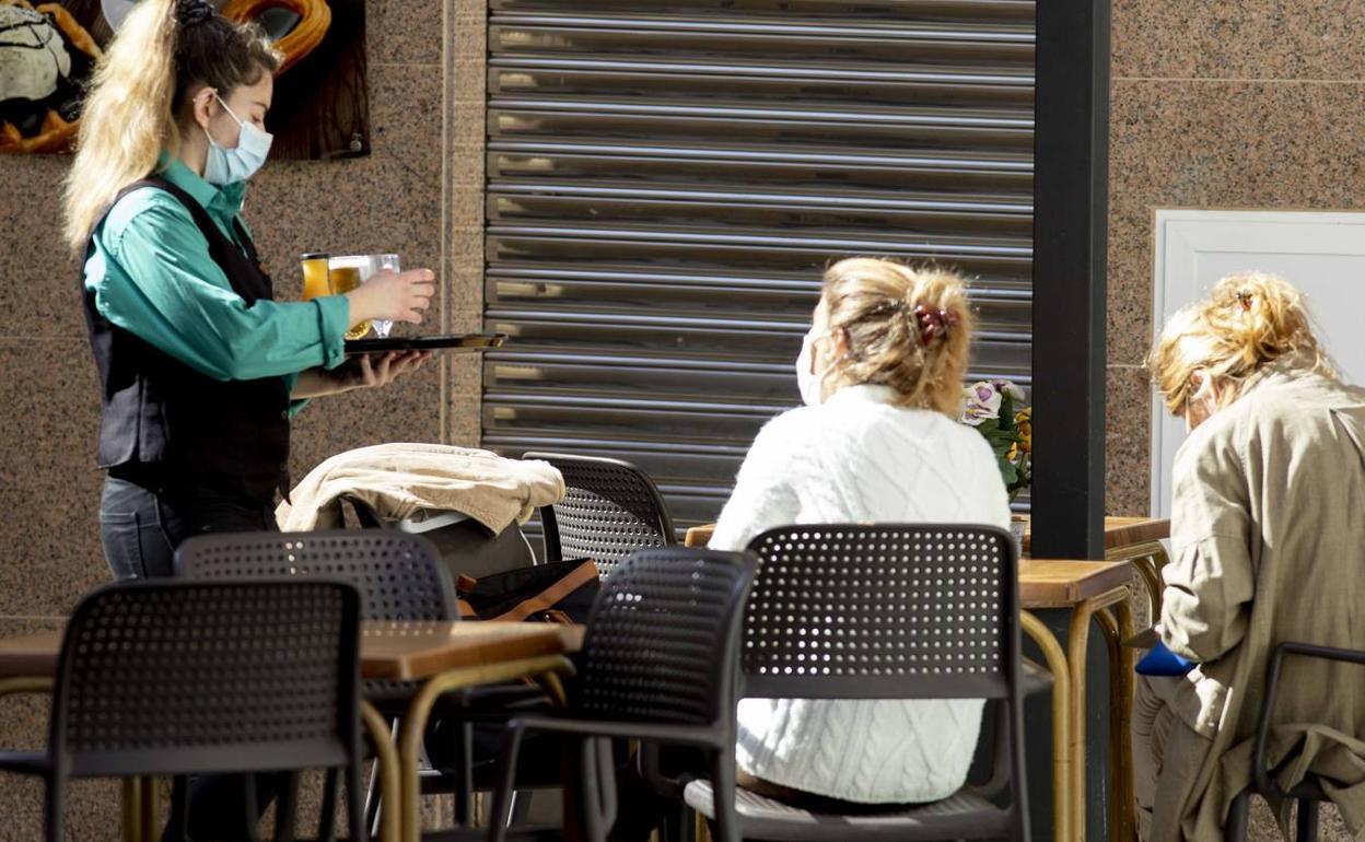 Una camarera sirve en una terraza de Cartagena en una imagen de archivo. 