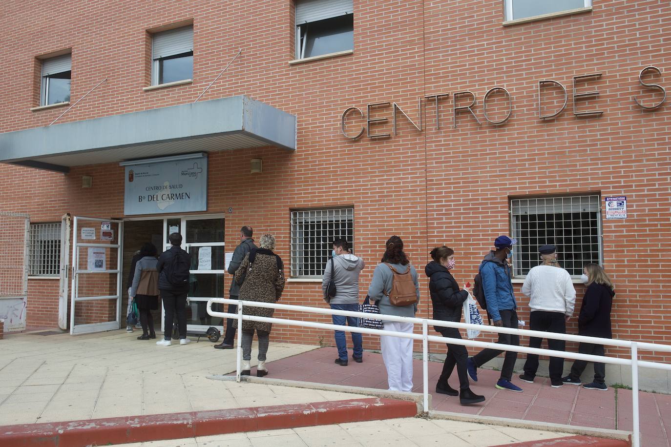Fotos: Colas en los centros de salud de Murcia