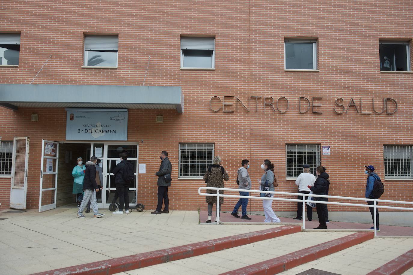 Fotos: Colas en los centros de salud de Murcia