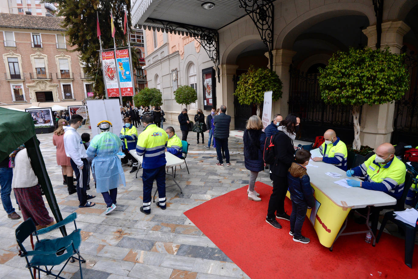 Fotos: Largas colas en la plaza Julián Romea de Murcia para someterse a un test de antígenos