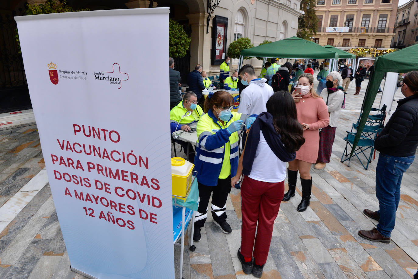 Fotos: Largas colas en la plaza Julián Romea de Murcia para someterse a un test de antígenos