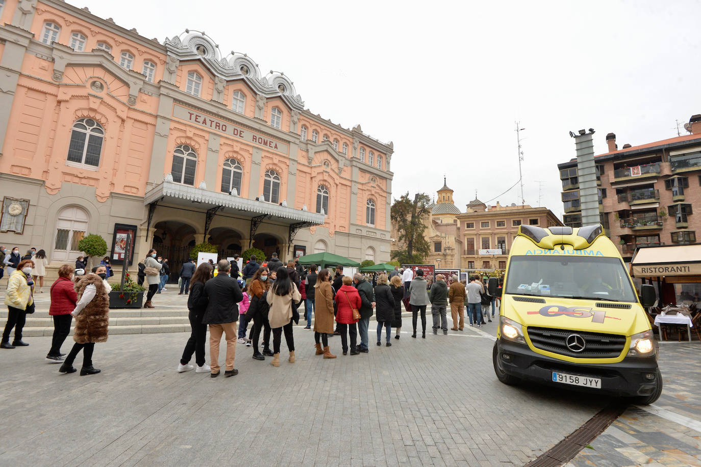 Fotos: Largas colas en la plaza Julián Romea de Murcia para someterse a un test de antígenos