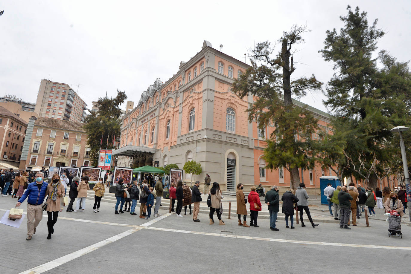 Fotos: Largas colas en la plaza Julián Romea de Murcia para someterse a un test de antígenos