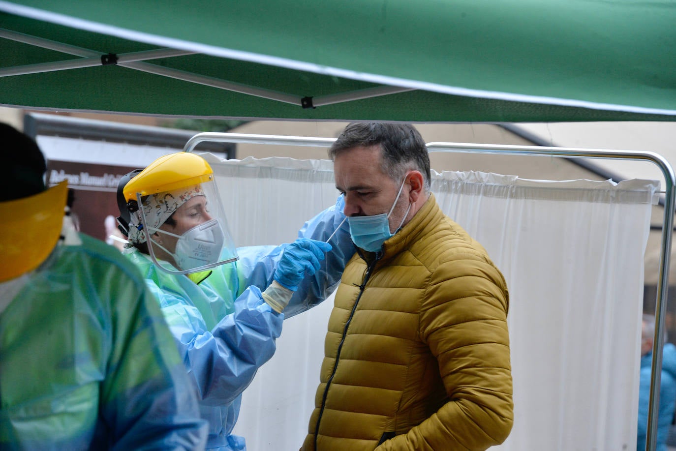 Fotos: Largas colas en la plaza Julián Romea de Murcia para someterse a un test de antígenos