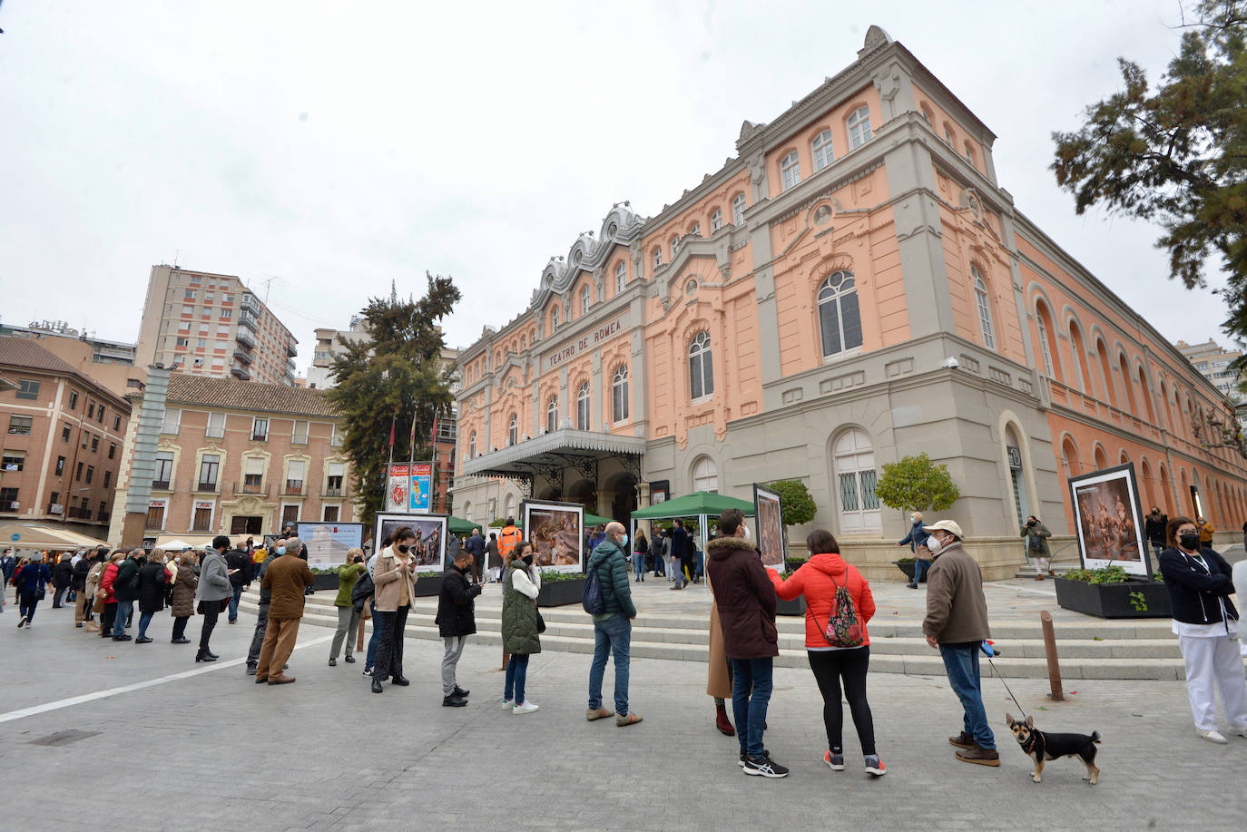 Fotos: Largas colas en la plaza Julián Romea de Murcia para someterse a un test de antígenos